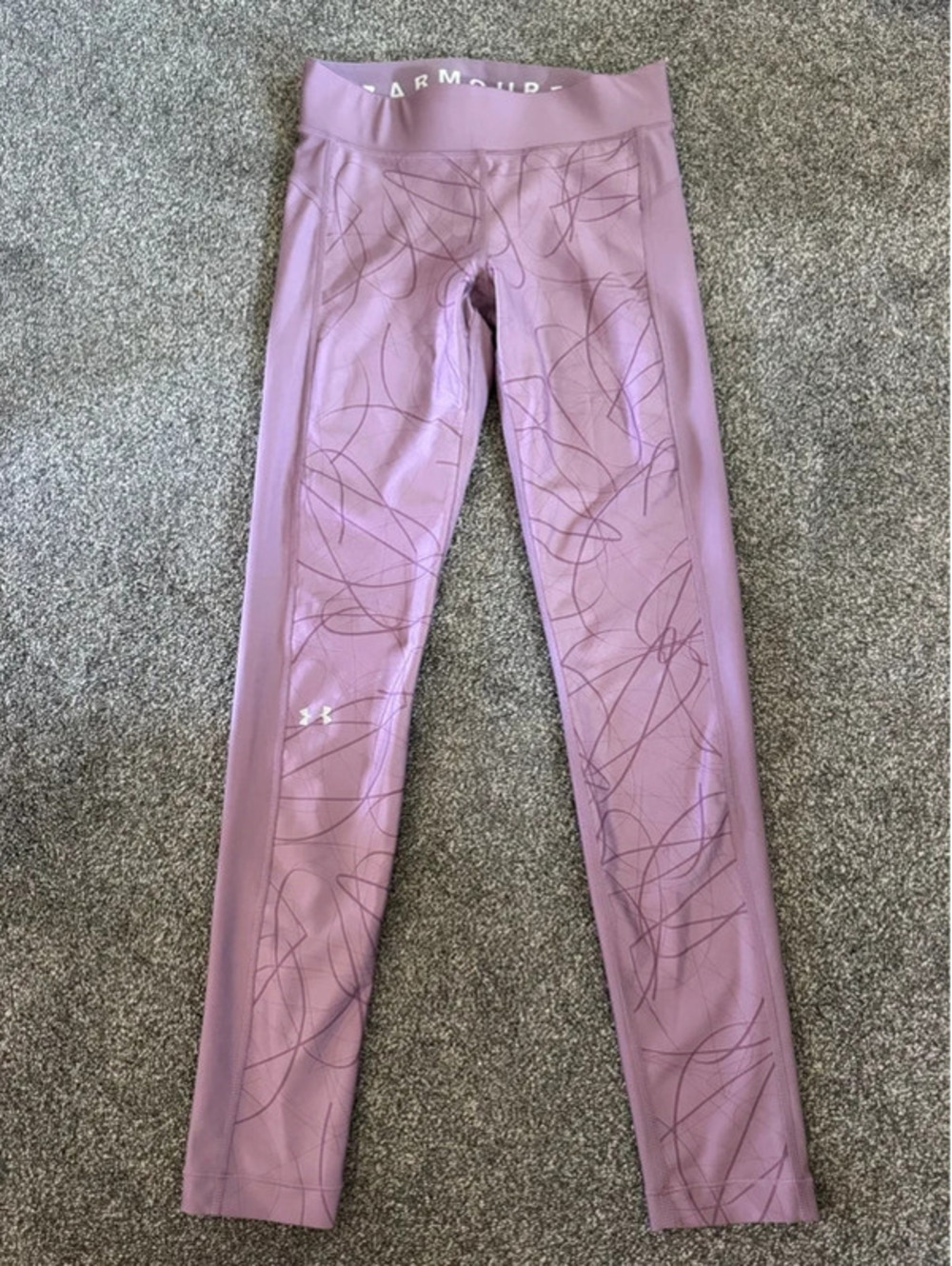 Women’s Under Armour lilac colored heat gear leggings Size Medium